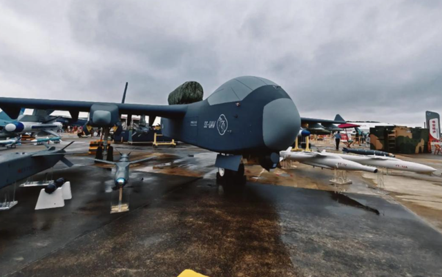 “九天”16吨空天航母首飞，可一次放飞百架无人机，美俄压力倍增