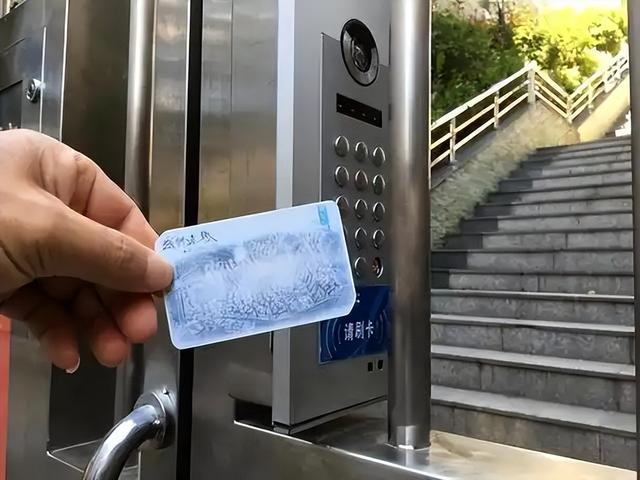 讨好大佬陪睡上位？遭央视“开除”？曾是央视女主持谣言有多离谱
