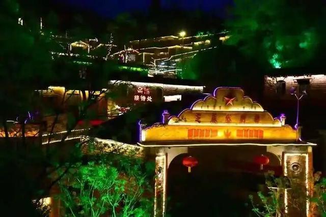 在太行山红石古村，点亮三百盏暖黄灯光的云阶客栈，成了晚归人最温柔的巢