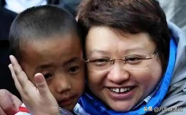 贪污上亿、假慈善？被实名举报的韩红，演唱会上终于忍不住痛哭