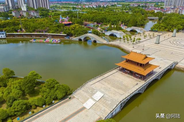 33度的丰水湖公园空寂无人，能直达的公交车线路多得令人惊讶