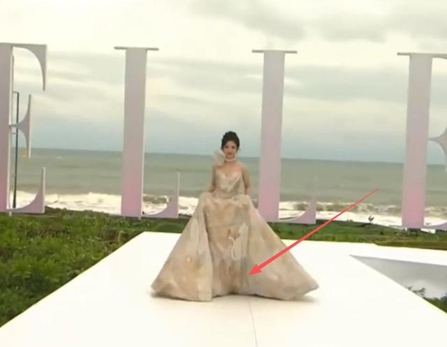 三亚红毯丑出圈，杨幂肉色内搭尴尬，关晓彤拖鞋辣眼，周冬雨驼背