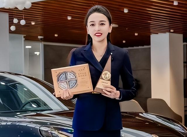 保时捷女销冠后续，1年前生活照朋友圈被扒，家境丈夫职业被曝光