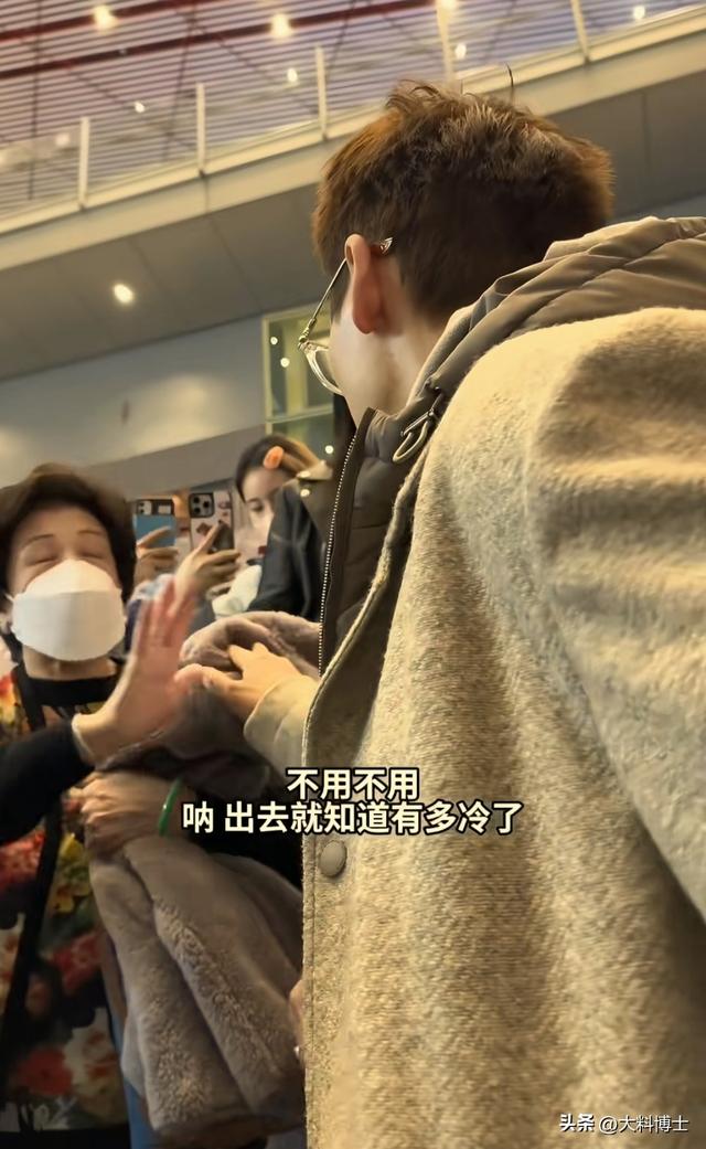 陈伟霆爱人北京豪宅晒照，何穗产后腰细身瘦，陈妈妈来京看孙子