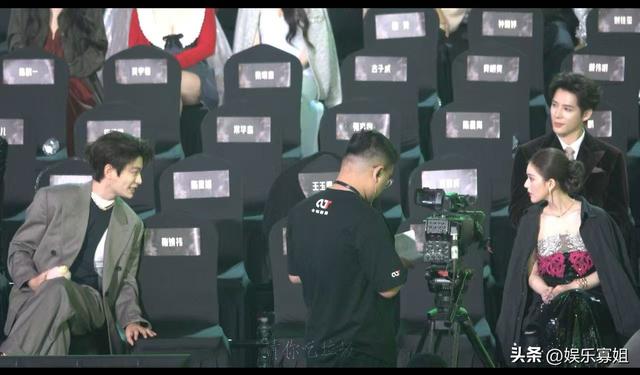 禹宙中欣CP粉破防！星光大赏上丁禹兮则和虞书欣对家赵露思互动