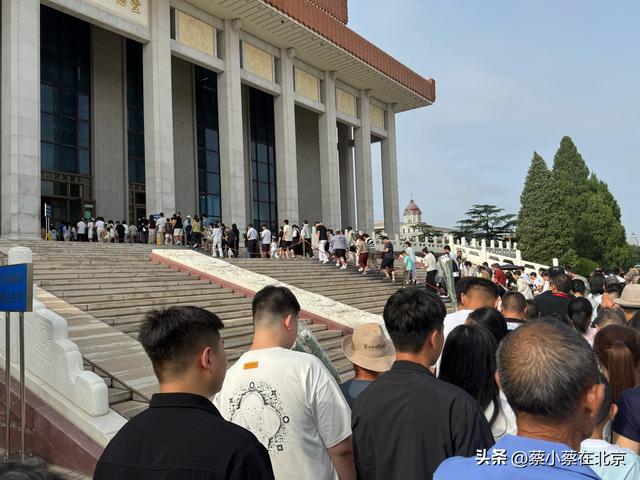 2025年8月17日，毛主席纪念堂前发生的真实排队场景，大家看看吧