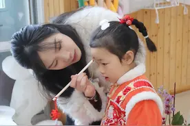 萌娃跟着老师“玩”春天图片