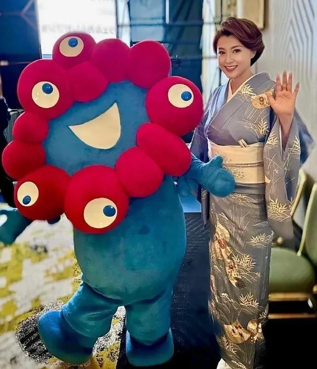 53岁藤原纪香：曾跟郭富城热恋，身姿丰满，成熟富有魅力