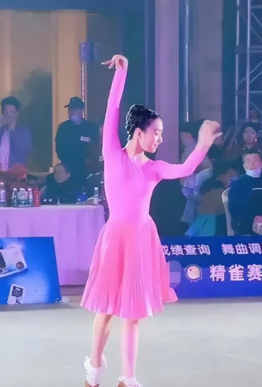 49岁马伊琍没想到，辛苦养大的17岁女儿文君竹，早为亲爹文章争光