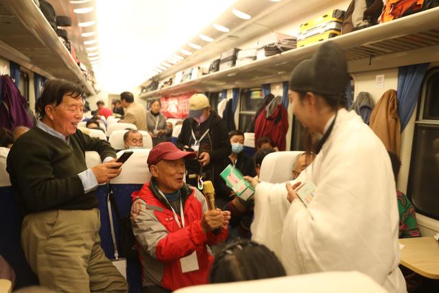 巴山大峡谷秋意浓，今年首趟跨省“环秦岭”赏秋银发旅游专列开行