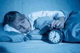 为什么半夜睡觉醒来发现脖子和后背都是汗？图片