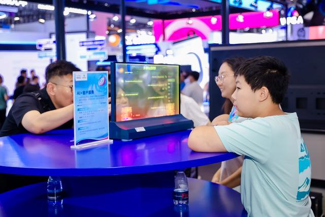 中国AI信贷秒批150万！美国银行还在用纸？美金融业被甩开几条街
