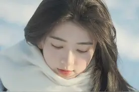 我有个秘密 我暗恋邻居家的哥哥好久了 我偷偷摸摸地收集他的信图片