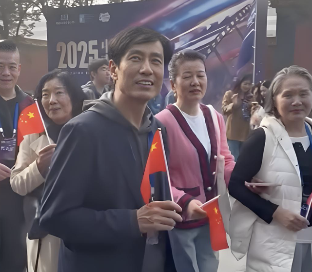 内娱这天，站位暴露江湖地位，唐国强张丰毅站一边，C位雷打不动