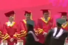 法学院学生在毕业典礼上挥拳暴打老师后续：学校回应，警方已介入图片