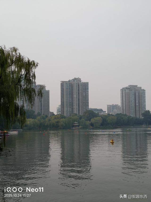 2K屏同档高配！ 双芯iQOO Neo11电竞手机初体验