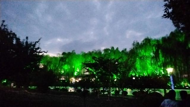 夜色中的水上公园