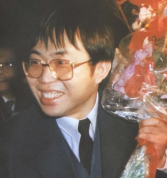 聂卫平葬礼	，长子捧遗像，两任妻子未现身，现任兰莉娅主持现场