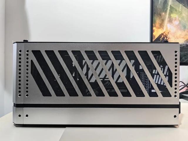 实用小机箱，便携还能装！机械大师C34Pro+Z890吹雪+9070XT装机