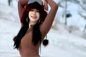 54岁钟丽缇可真辣，穿“塑型衣”在雪地拍美照，人鱼身材藏不住！图片