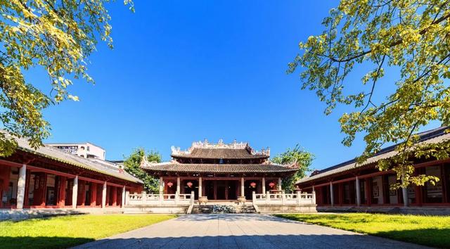 半江碧波，一城风华。这里是龙母故乡、崇德之城——德庆！