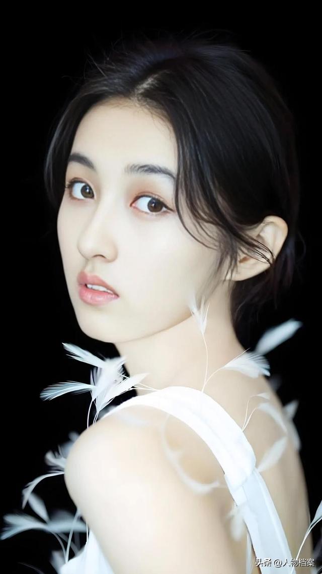 张子枫丝巾裹胸	，曝浑身伤痕胸前、手臂都有，才懂成龙话的含金量