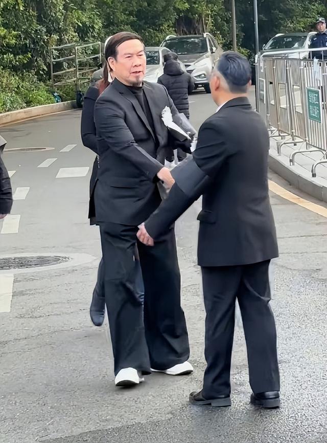 一场追悼会，戳穿了梁小龙在香港的真实地位	，原来成龙没说谎！