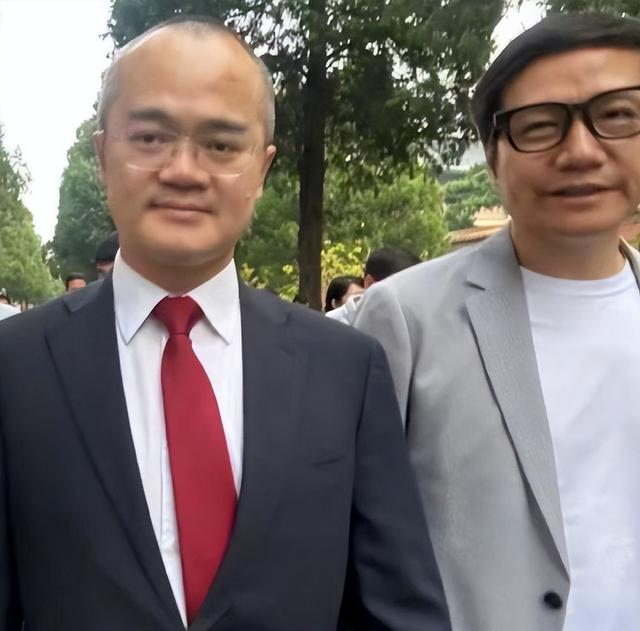 7位商界大佬现场观看阅兵，雷军周鸿祎3点出发，董宇辉位置不简单