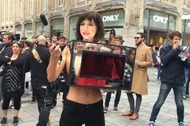 国外女子震撼举动：任路人摸私处30秒，诠释女性自主权的力量！图片