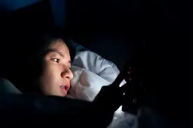 长期睡前玩手机的人，用不了多久，这4个“痛苦”或许会落你身上图片