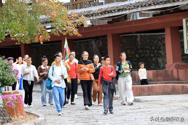 广西融安：秋高气爽引客来