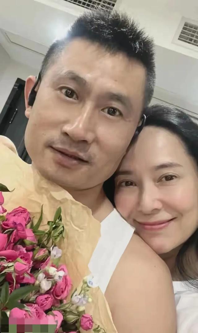 TVB前花旦郭羡妮与丈夫逛北京 女儿长大好漂亮 一家人画面温馨幸福