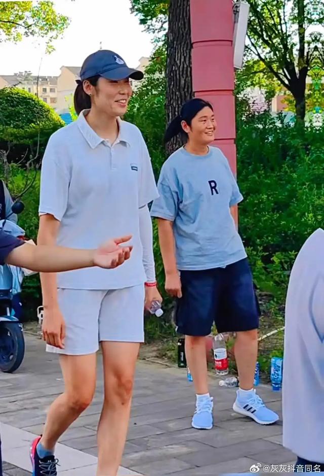 女排冠军朱婷来江苏高中看外甥女军训，穿运动装青春洋溢 英姿飒爽