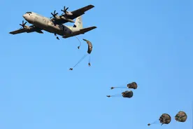 33人跳伞亡34人!印度伞兵上演集体葬礼,数万美元降落伞全打不开图片