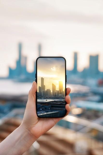 华为Mate70屏幕形态揭秘：标准版直屏回归，Pro版曲屏升级怎么选