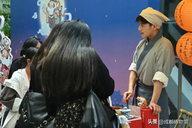 中秋丨不只是赏月！来成都博物馆学妆造、观皮影、做花灯……玩出新花样