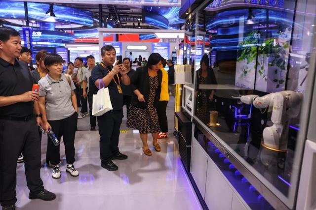 服贸会这么做？是一场融合科技、文化、美食与夜经济的全民嘉年华
