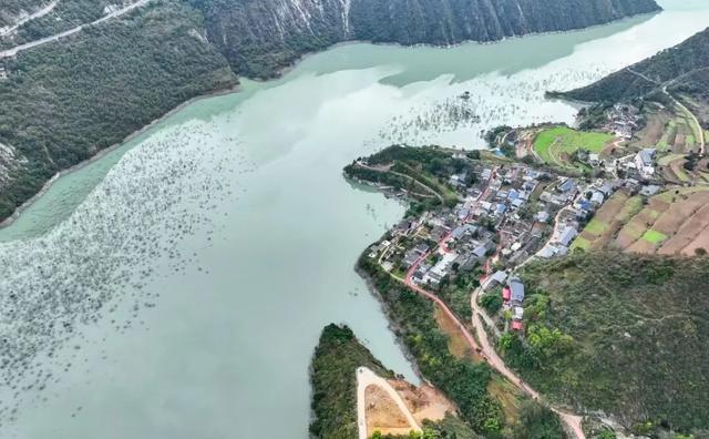 玉垒关下何奇？两江交汇！