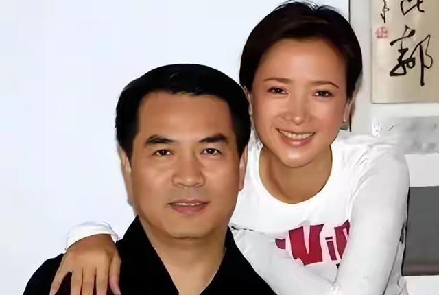 原来他是许亚军长子，神似前妻何晴	，如今名校毕业已成父亲的骄傲