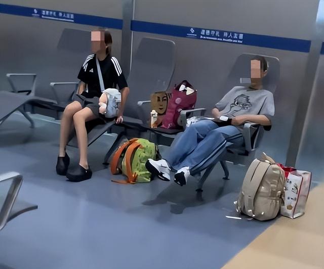 外国人坐飞机带火机，男子眼尖马上举报，工作人员处理态度惹争议