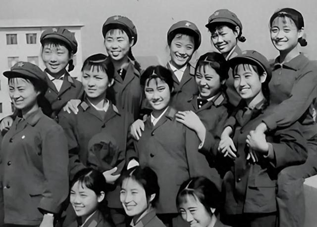 她15岁入党，18岁和主席结婚，如今仍健在，却几乎不出来露面