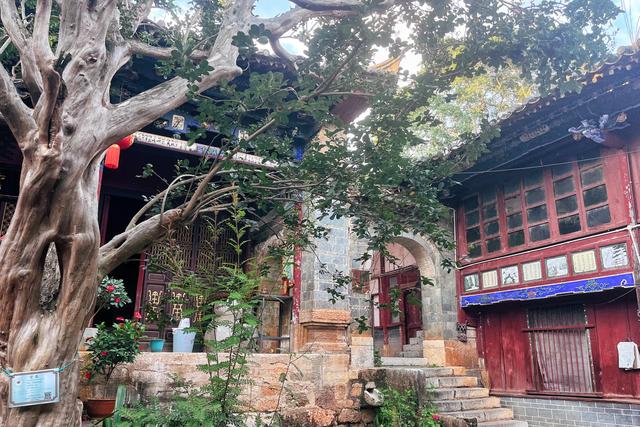 云南800年黄龙寺，方丈卖佛珠1.8亿修缮佛寺，20度的避暑胜地