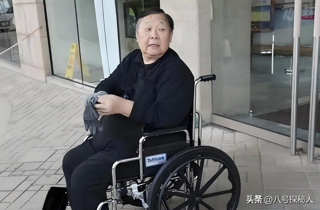出名后出轨保姆、气死原配，如今77岁的他晚景凄凉，子女与其割席