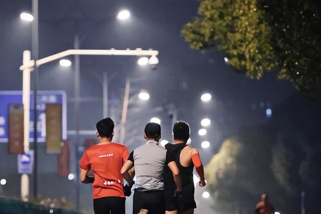 坚持跑步寿命长，但是晨跑好还是夜跑好？医生告诉你“最佳时段”