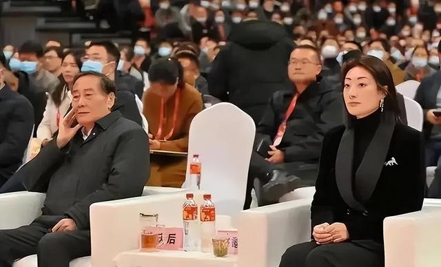 破案了！宗庆后不是不想公开私生子，03年一家人上春晚，没有退路