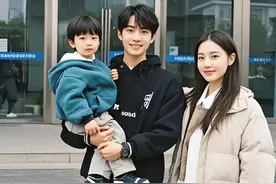 民政局门口，他抱着儿子求我别走，我：今天不和初恋拍全家福吗？图片