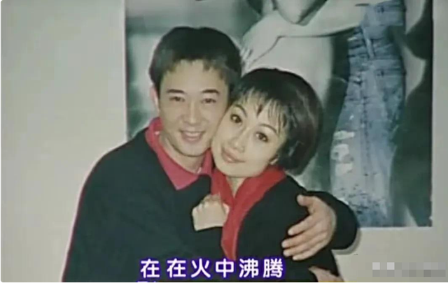 62岁毛阿敏与63岁董文华罕见同框！一个豪门守寡，一个风采依旧
