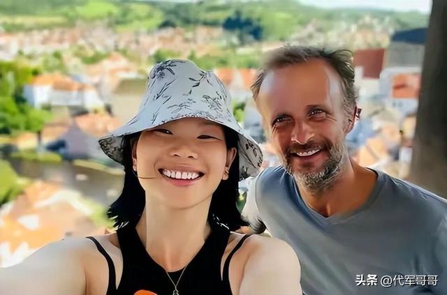 她被群嘲是“第一丑模”，嫁给大20岁老外，如今43岁怎样了？