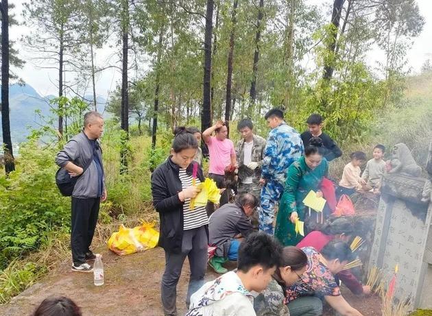 上坟的顺序是先上父母的坟，还是爷爷太爷的坟 ？为什么？