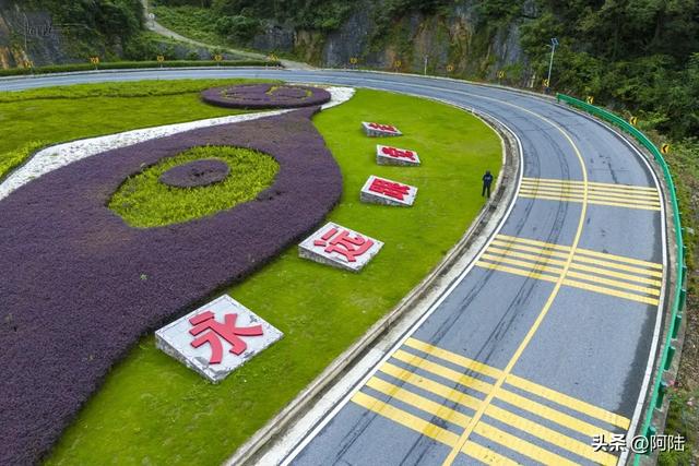 国庆期间,路上很多小车都插起了红旗,我没道具只好在国道上一躺